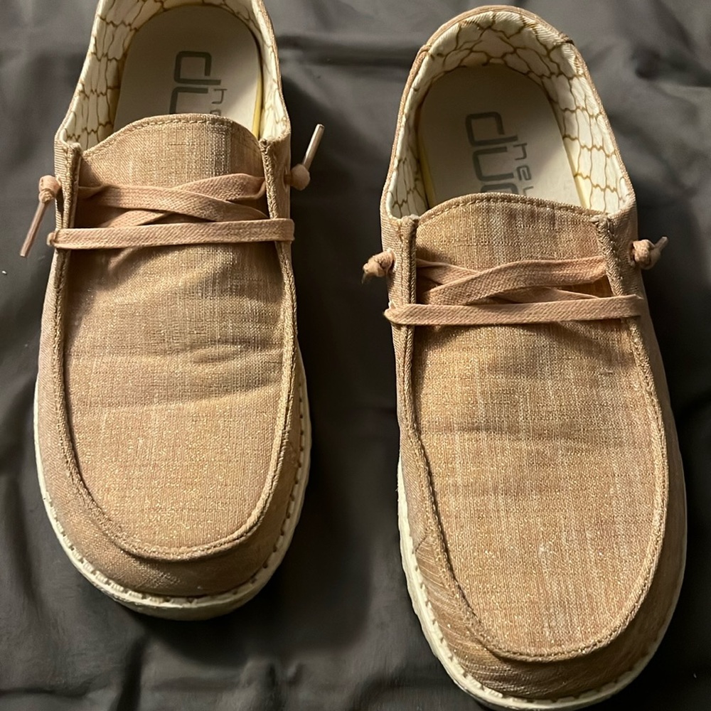 Like New Pink Canvas Hey Dudes size 8